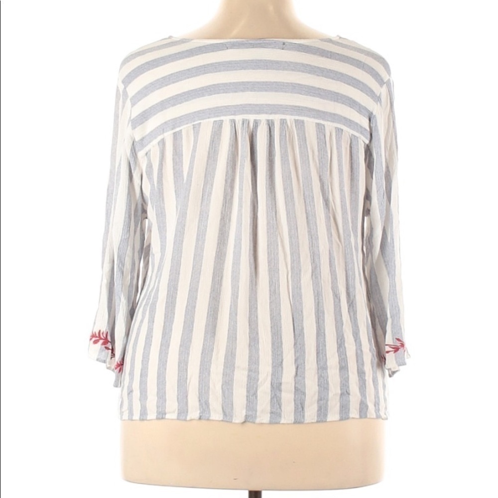 Absolutely FAMOUS white/grey stripe blouse. 2X - Picture 2 of 4